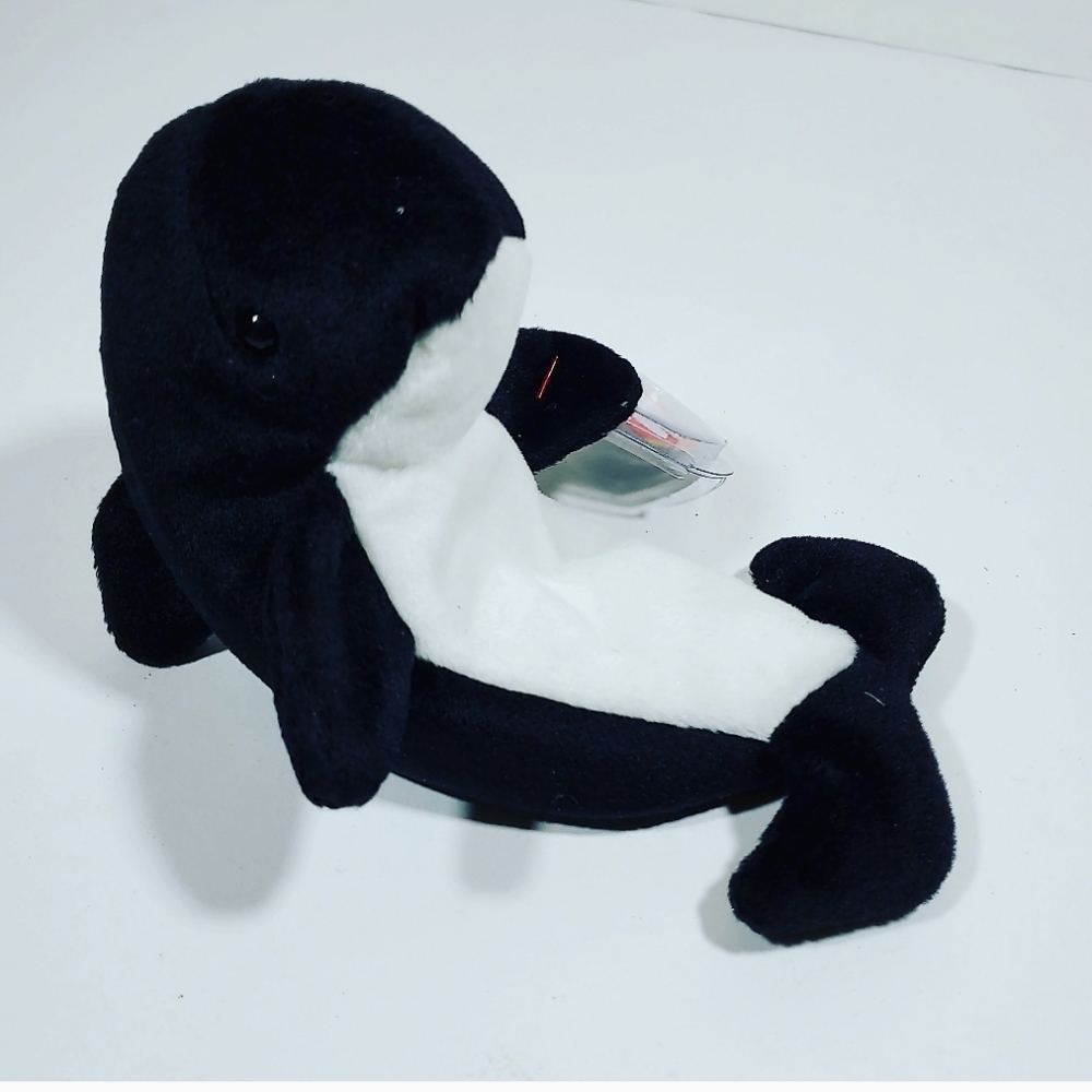 Ty Beanie Baby Waves the Dolphin